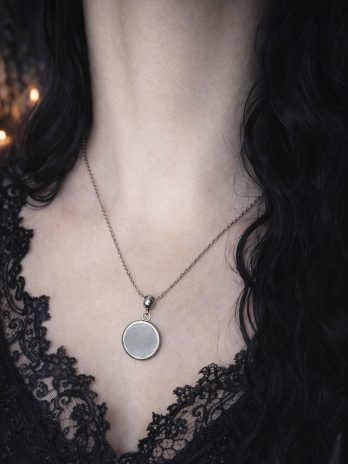 Twój Wiedźmowy Wisior – Wisiorek Ochronny z Lustrem – Twoja Osobista Tarcza Energetyczna