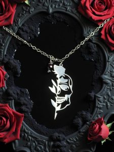 Naszyjnik Dark Romance Róża i zamaskowana twarz, granat.