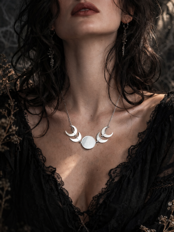 Księżycowy Wisiorek Ochronny z Lustrem  – Twoja Osobista Tarcza Energetyczna