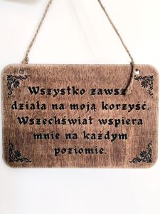 Tablica tabliczka z napisem napis afirmacja "Wszystko zawsze działa na moja korzyść... "