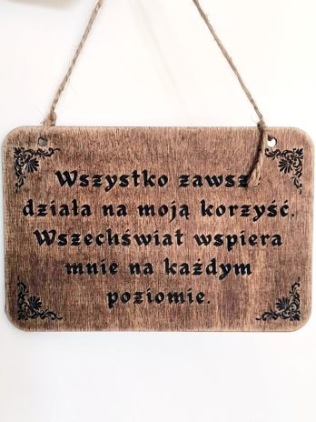 Tablica tabliczka z napisem napis afirmacja “Wszystko zawsze działa na moja korzyść… “